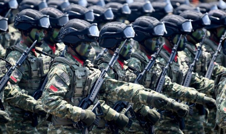 Prajurit TNI AD Mengikuti Defile Saat Upacara Perayaan HUT Ke 74 TNI Di Lanud Halim Perdanakusuma, Jakarta Timur, Sabtu (5/10/2019)
