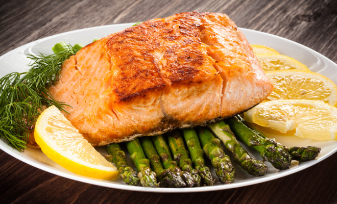 5 Makanan yang Bisa Membuat Tubuh Lelah 10 Grilled Salmon And Vegetables