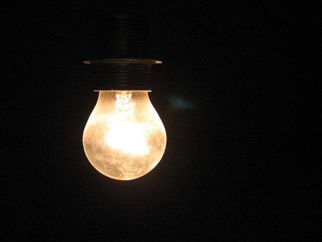 Seorang ilmuwan yang menemukan lampu pijar listrik adalah