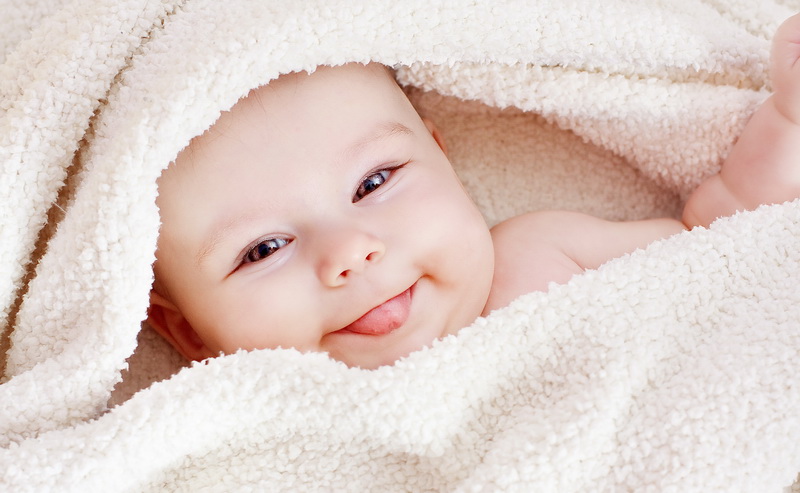 9 Hal Yang Bisa Membuat Bayi Tersenyum
