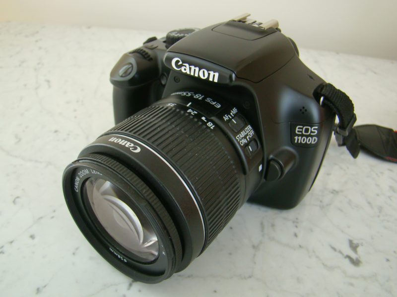 Rekomendasi kamera vlog buat youtuber pemula Canon EOS 1100D With Canon EF S 18 55mm F3.5 5.6 IS II