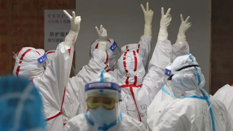 Penurunan Drastis Kasus Virus Corona, Para Medis Berpelukan