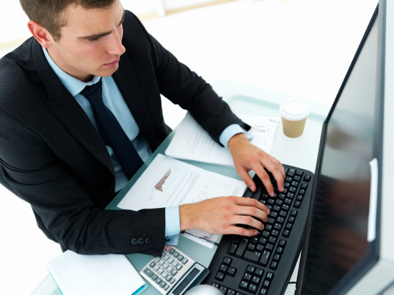 Nggak Melulu Galau Soal Cinta, Ini 5 Hal Penting Saat Masuk Usia 20an yang Akan Kamu Rasakan 4 Young Business Man Working On Computer At Office Desk