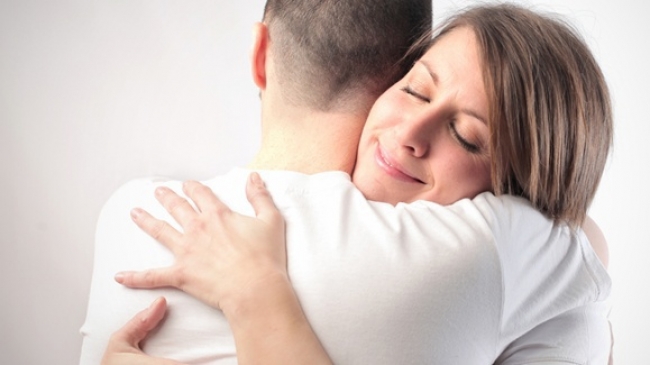 5 Tanda Istri Mau Minta 'Anu' Suami Harus Lebih Peka Nih 10 Memeluk Erat Suami