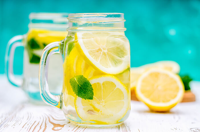 Mengobati Sakit Gigi Berlubang dengan 5 Bahan Alami 7 Berkumur Dengan Air Lemon