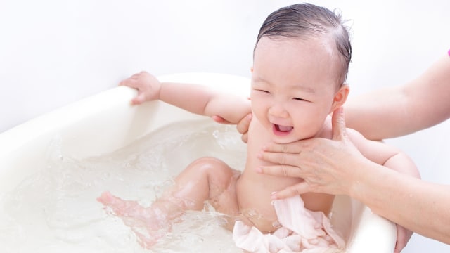 Mandikan Bayi Dengan Air Hangat Agar Mengatasi Alergi Kulit