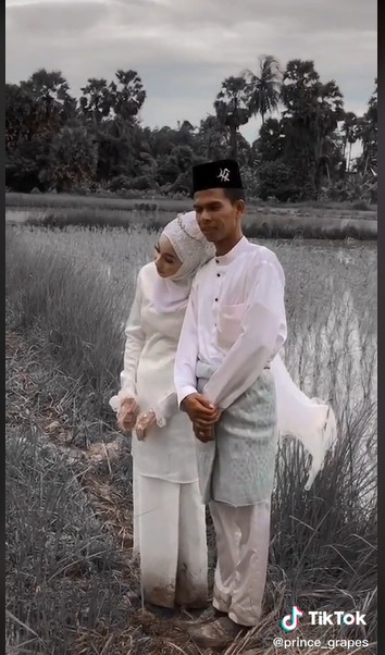 Viral Pengantin Angkat Piring Kotor Undangan Tamu, Bikin Salut tak Peduli Becek 6 Foto Prawedding Pengantin Di Sawah