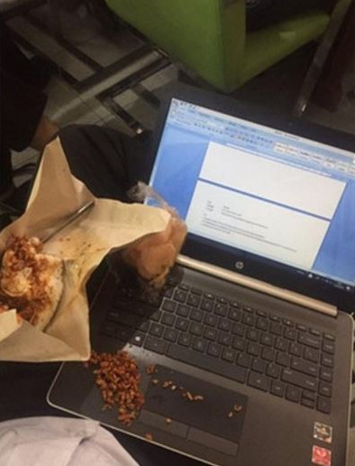 berbagi makan dengan laptop