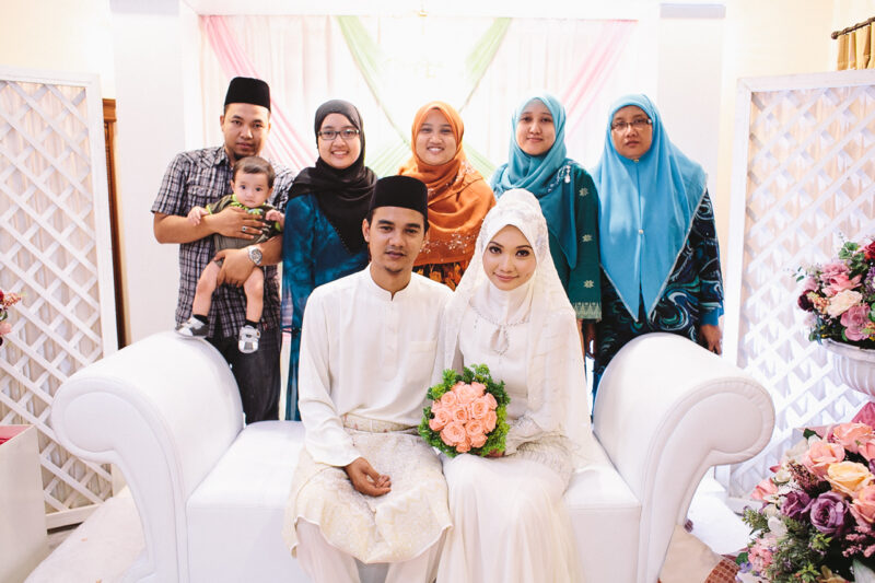 Agar Tidak Kecewa saat Ta'aruf, Lakukan 5 Tips Ini 9 Keluarga Besar Foto Bersama Pengantin