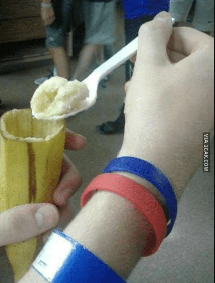 10 Cara Orang Makan Buah ini Bikin Sakit Perut 6 makan buah pisang