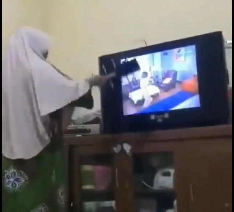 Viral Video Emak-Emak Kebawa Emosi Saat Nonton Sinetron di Televisi 3 Aksi Emak