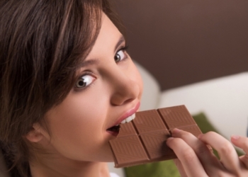 Wanita hamil makan cokelat