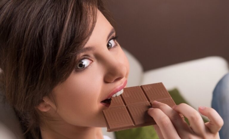 Wanita hamil makan cokelat