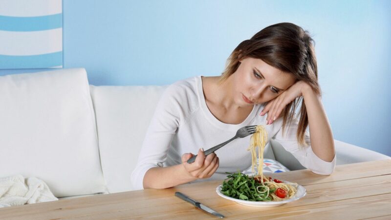 Suka Makan Saat Stress, Itu Tanda Kamu Mengalami Emotional Eating