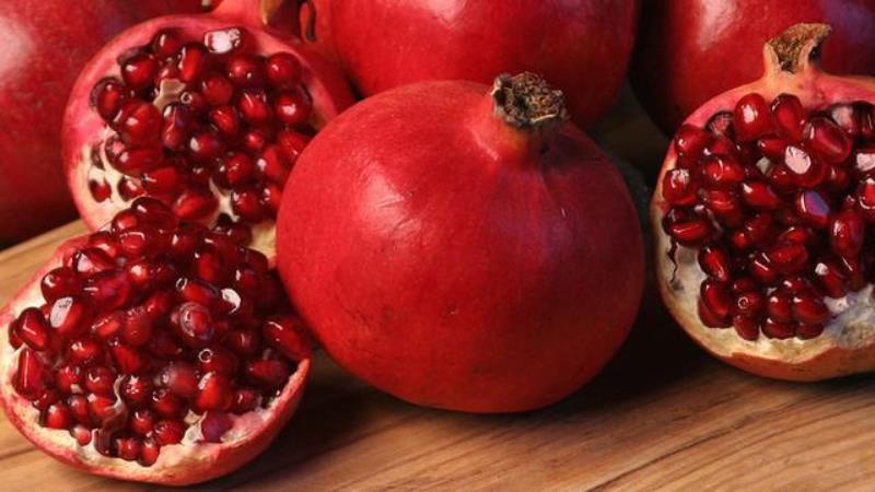 Manfaat menyehatkan makan buah delima