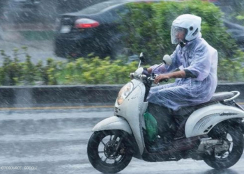 4 Tips Mengendarai Sepeda Motor Saat Hujan Agar Aman