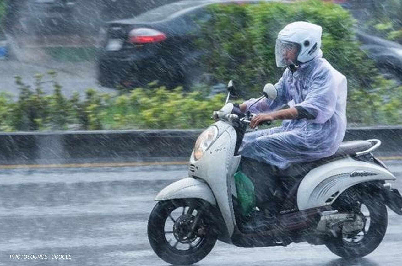 4 Tips Mengendarai Sepeda Motor Saat Hujan Agar Aman