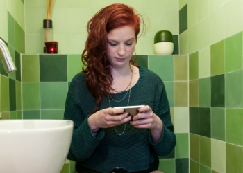 Alasan Jangan Membawa Ponsel Ke Toilet, Bahaya Bagi Kesehatan