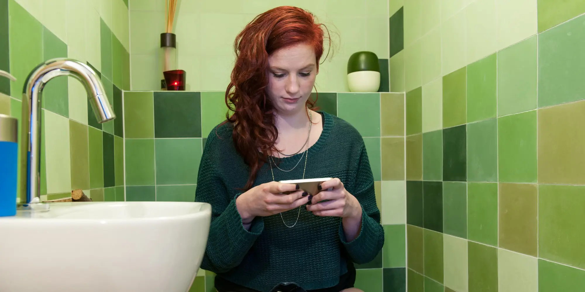 Alasan Jangan Membawa Ponsel Ke Toilet, Bahaya Bagi Kesehatan