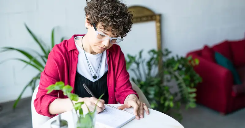 5 Keuntungan Jika Bisa Enjoy Dengan Pekerjaan Kita 7 Grt Woman Writing In Notebook 1200x628 Facebook
