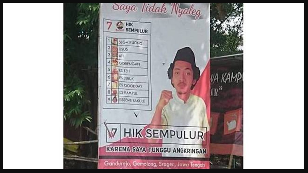 Gokil, Penjual Angkringan Ini Promosikan Dagangannya Dengan Baliho Mirip Politisi Kampanye