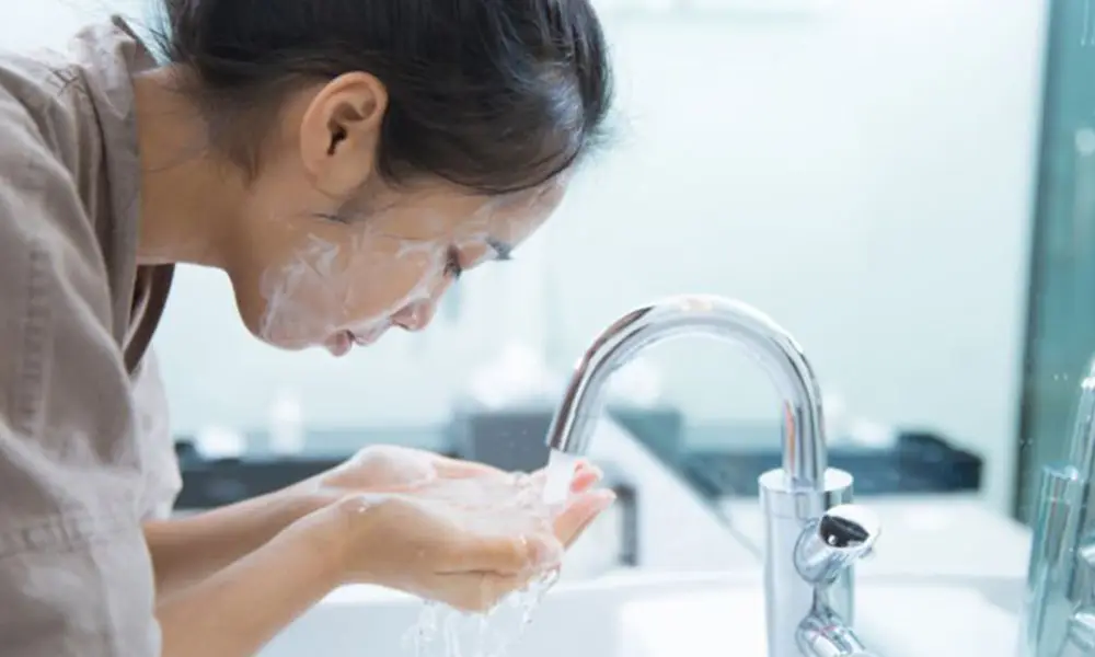 mencuci wajah dengan sabun mandi