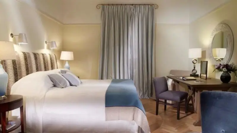 Alasan Tidak Ada Jam Dinding Di Kamar Hotel