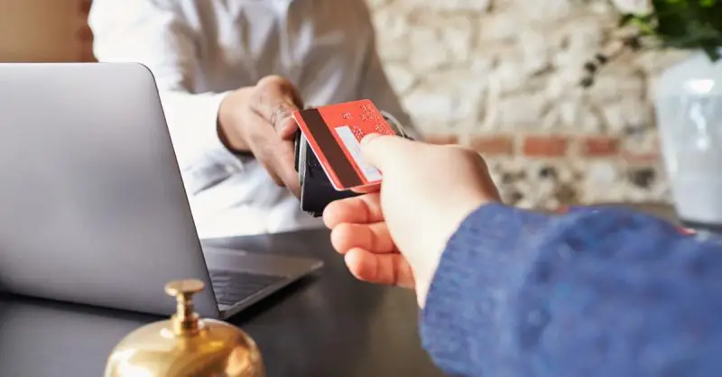 3 Alasan Kenapa Tidak Pernah Ada Jam Dinding Di Kamar Hotel 7 Shutterstock 404442055 1200x627 1