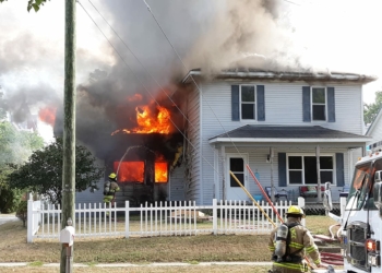 Ilustrasi membakar rumah