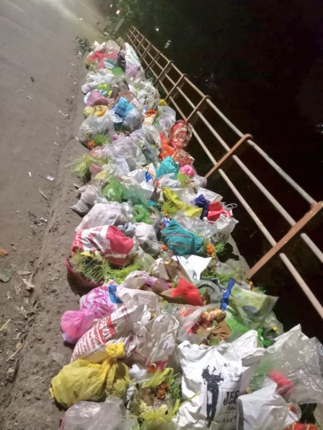 Salut, Pria ini Berdiri Seharian di Jembatan Agar Orang Tak Membuang Sampah ke Sungai 7 Mencegah Orang Membuang Sampah