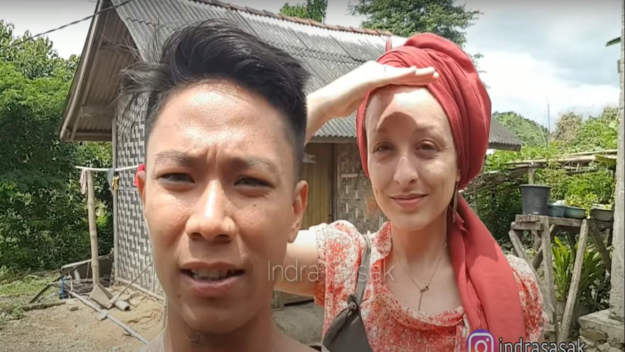 Meski Tinggal Di Gubuk Sederhana, Bule Cantik Ini Tetap Bahagia Bersama Pria Lombok