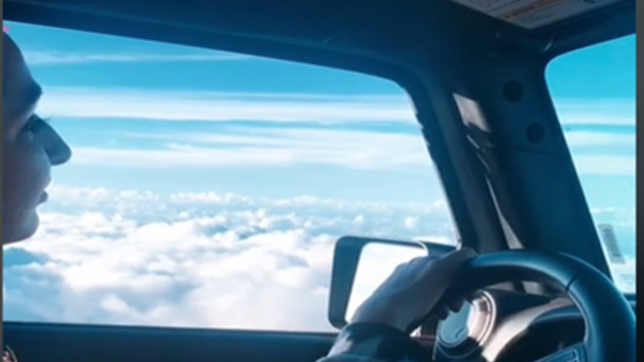 Viral Penampakan Wanita Setir Mobil Terbang Di Atas Awan Seperti Adegan Film Harry Potter