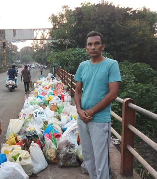 Salut, Pria ini Berdiri Seharian di Jembatan Agar Orang Tak Membuang Sampah ke Sungai 6 Menjaga Sungai