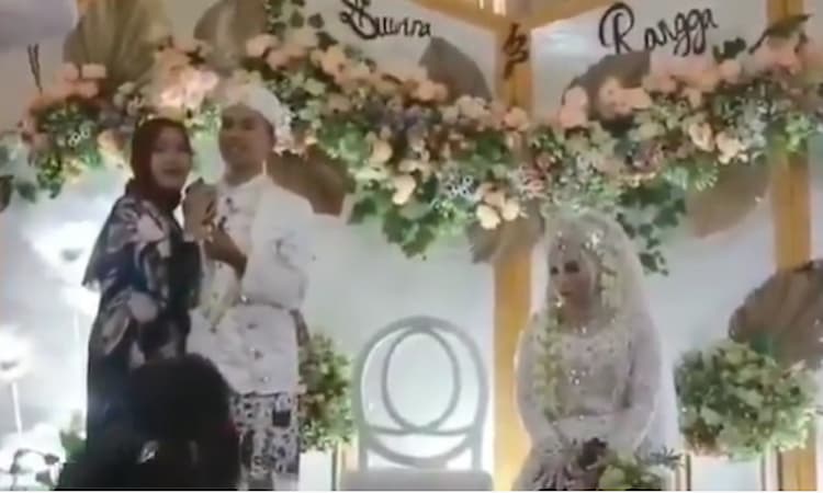 Sampai Hati, Pengantin Pria Malah Asyik Berfoto dengan Wanita Lain dan Cuekin Istrinya 6 Cuekin Istrinya Dan Berfoto Mesra Dengan Wanita Lain