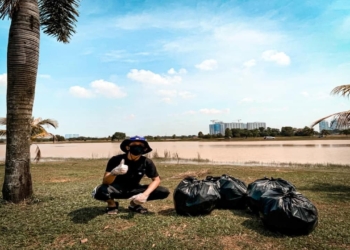 Respek, Pria Ini Rayakan Ulang Tahun Dengan Membersihkan Sampah Di Danau