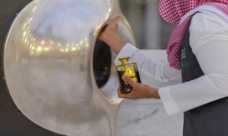 Arab Saudi Rilis Foto Resolusi Tinggi Hajar Aswad yang Untuk Pertama Kalinya Dibagikan 2 Pengolesan Parfum Pada Hajar Aswad