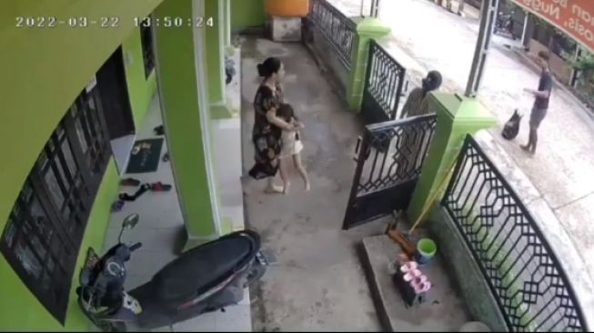 Terekam CCTV, Pria Lakukan Pelecehan Seksual Terhadap Bocah di Teras Rumah Ditangkap 2 Terekam Cctv Pria Lakukan Pelecehan Seksual Terhadap Bocah Di Teras Rumah Ditangkap