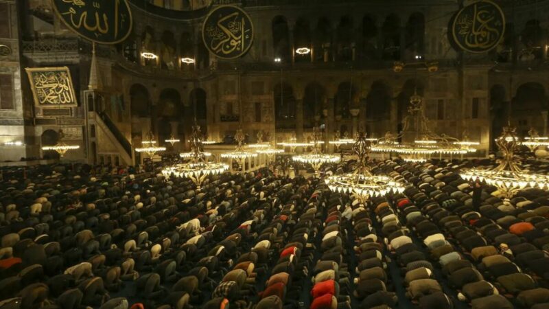 7 Potret Salat Tarawih Di Masjid Hagia Sophia Pertama Kali Setelah 88 Tahun 1 2