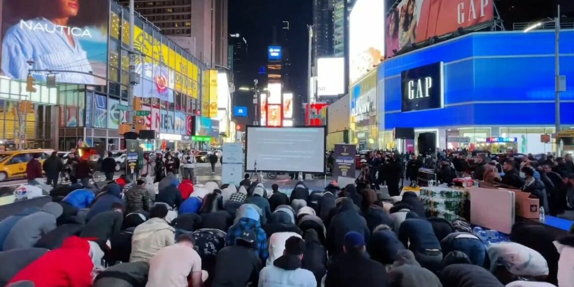 Viral Tarawih Digelar di Times Square New York