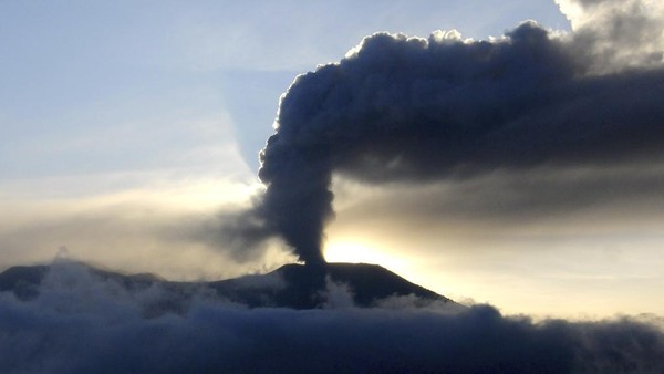Kondisi Terkini Gunung Marapi Masih Muntahkan Abu Vulkanik 2 169