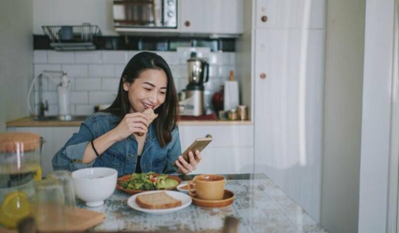 Cara Alami Menambah Berat Badan 10 Kg dalam 1 Minggu 6 Ilustrasi Diet Atau Sarapan Dengan Roti Gandum 169
