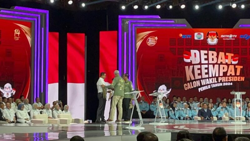 Gestur Gibran Dalam Debat Keempat Jadi Sorotan Media Asing 6 Momen 3 Paslon Capres Cawapres Bersalaman Jelang Debat Pilpres 2024 1 169